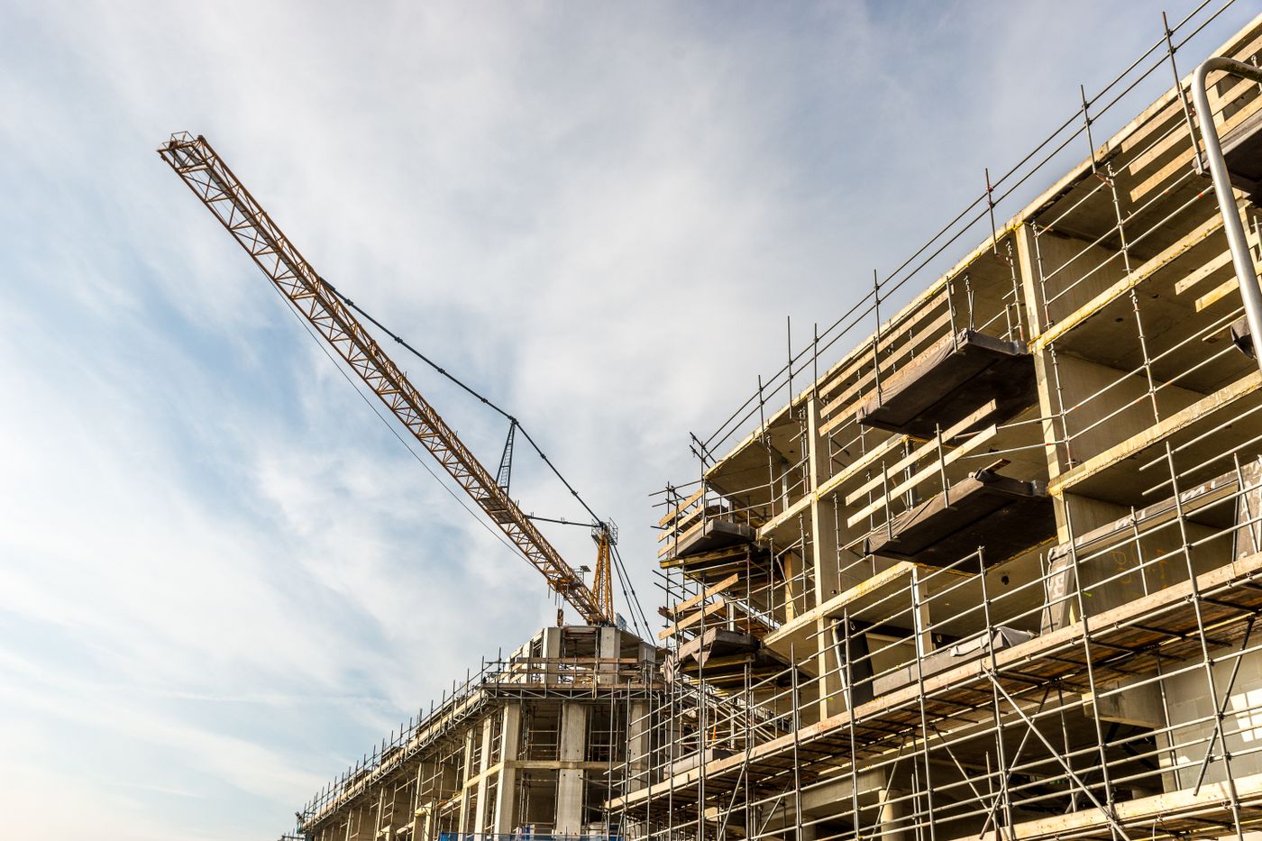 Baustelle mit Gebäude und Kran